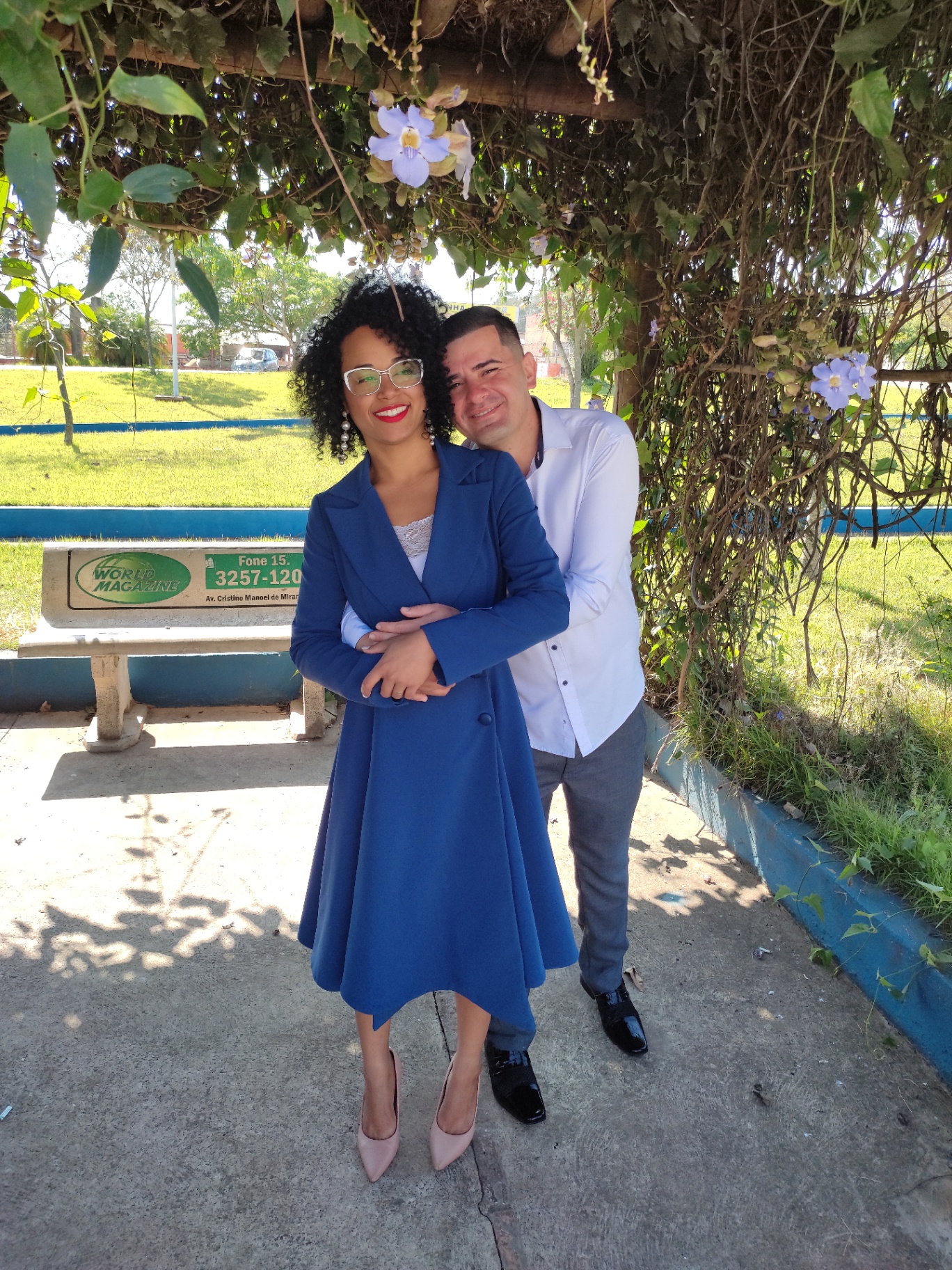 Verônica e Luís abraçados no jardim