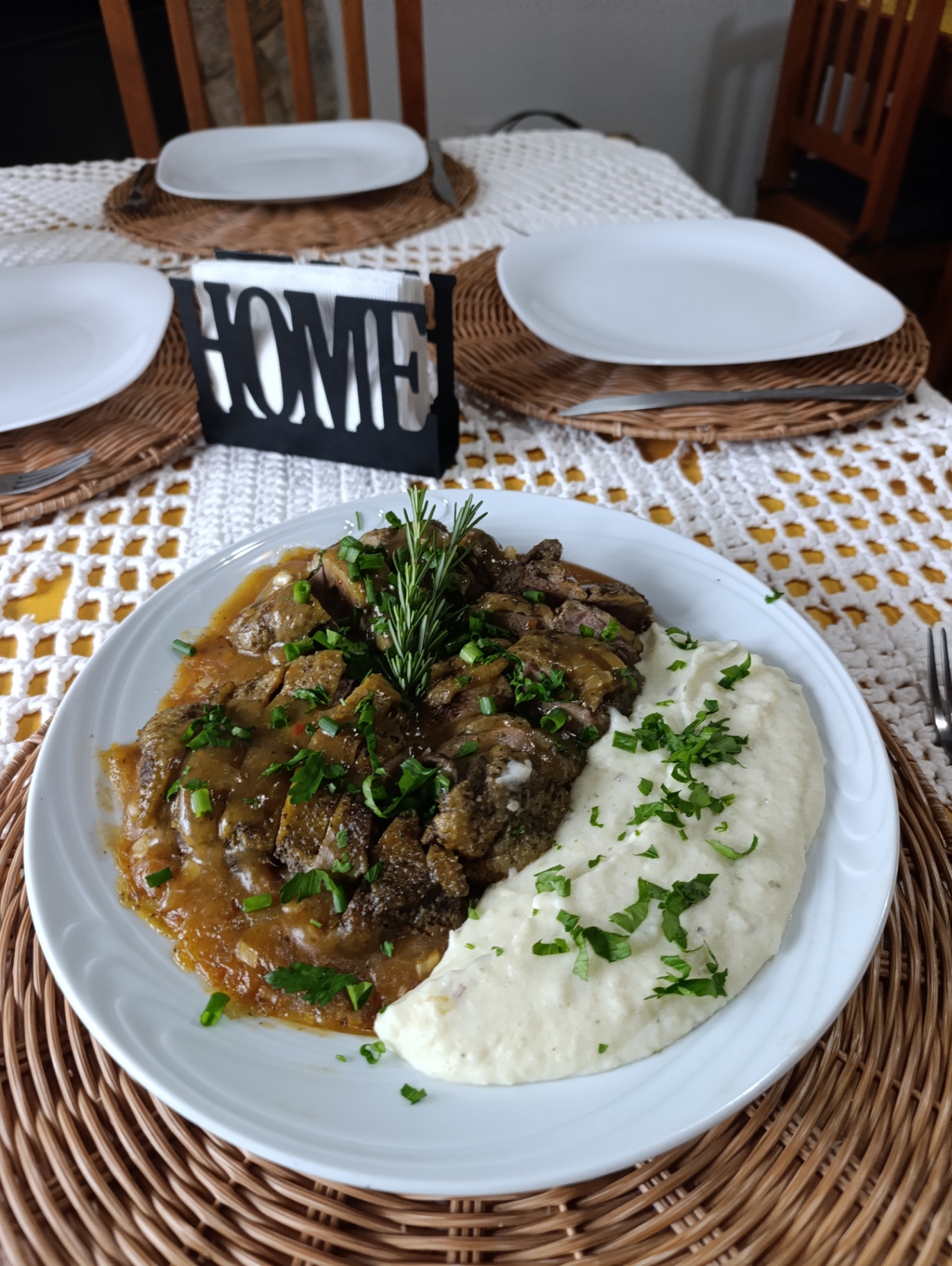 Carne ao molho com purê cremoso