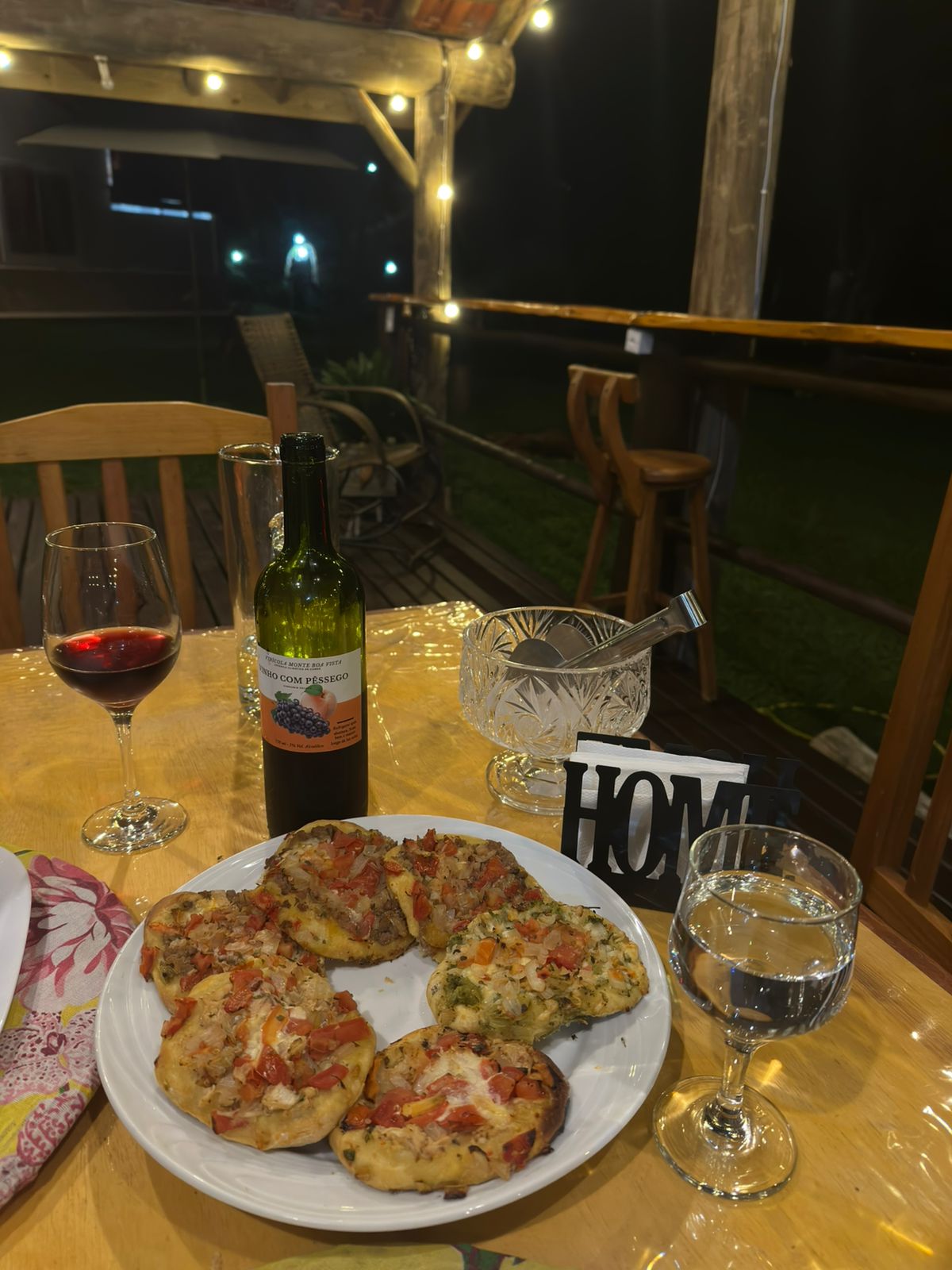 Petiscos e vinho na varanda